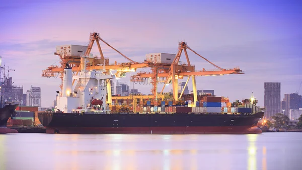 Navio de carga de contêiner com ponte de guindaste de trabalho em shipya — Fotografia de Stock