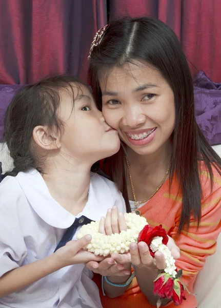 Baby give flower to her mom — Stock Photo, Image