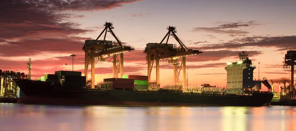 Грузовой контейнерный корабль с рабочим крановым мостом — стоковое фото