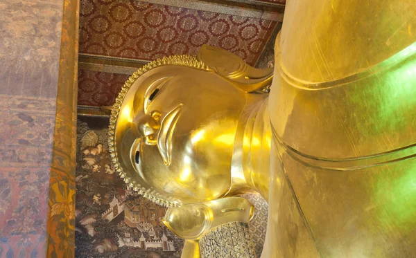 Ancient face of buddha hidden in the wall with eye contact. — Stock Photo, Image