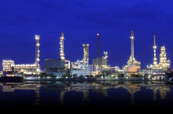 Manzara nehir ve petrol rafinerisi fabrikası — Stok fotoğraf