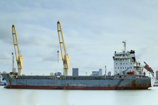Containerfrachtschiff mit Arbeitskran — Stockfoto