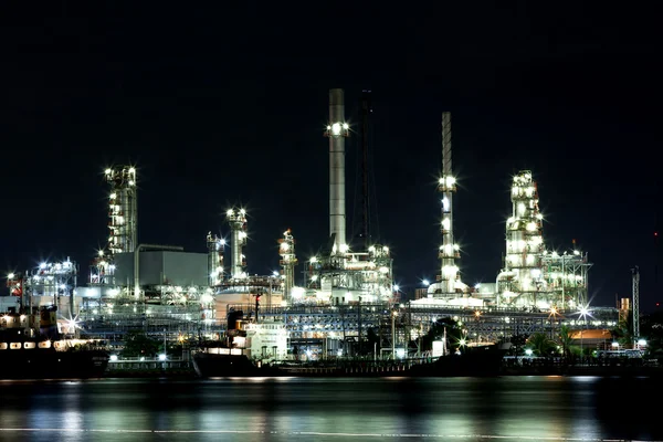 Flusslandschaft und Ölraffinerie — Stockfoto