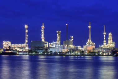 manzara nehir ve petrol rafinerisi fabrikası