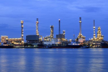 manzara nehir ve petrol rafinerisi fabrikası