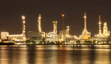 manzara nehir ve petrol rafinerisi fabrikası