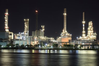 manzara nehir ve petrol rafinerisi fabrikası