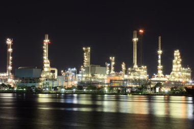 manzara nehir ve petrol rafinerisi fabrikası