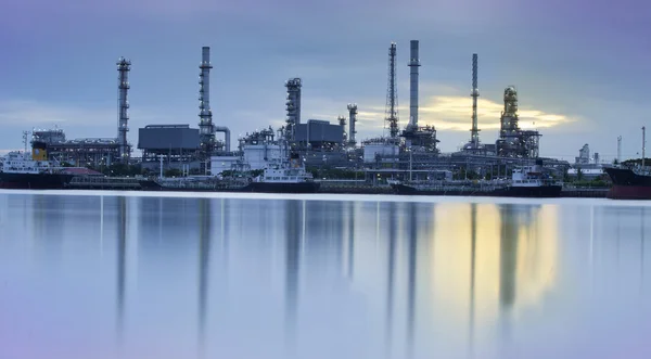 Пейзаж речного и нефтеперерабатывающего завода — стоковое фото