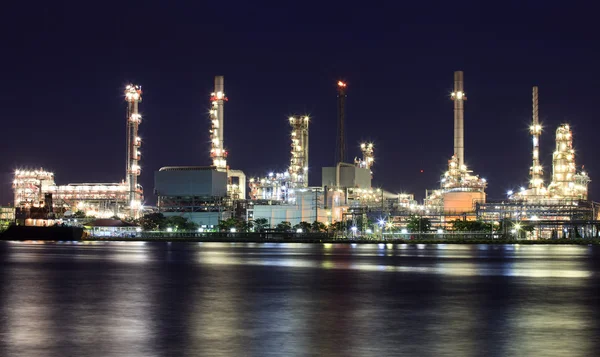 Landscape of river and oil refinery factory — Stock Photo, Image