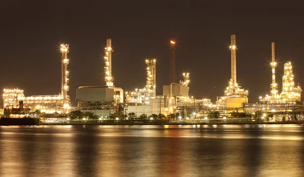 Paisaje de la fábrica de refinerías de hidrocarburos y petróleo —  Fotos de Stock