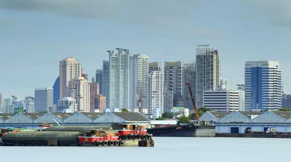 Transporte de carga en barco y antecedentes de la ciudad de Bangkok — Foto de Stock