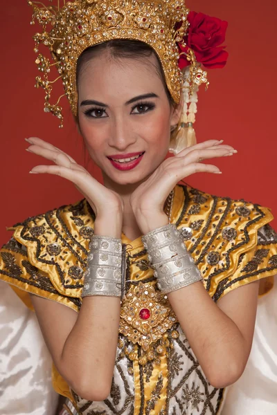 Retrato da jovem tailandesa em uma antiga dança da Tailândia — Fotografia de Stock