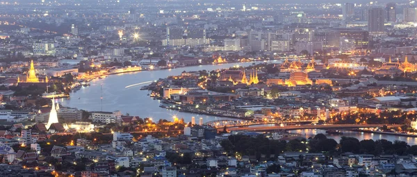 Paisagem de Bangkok e o rio com o lugar de realeza tailandesa — Fotografia de Stock