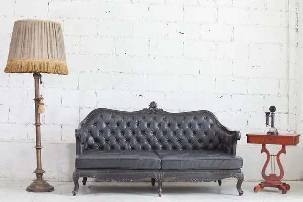 Beyaz odada deri kanepe.