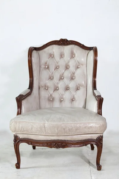 Oude witte lederen fauteuil — Stockfoto
