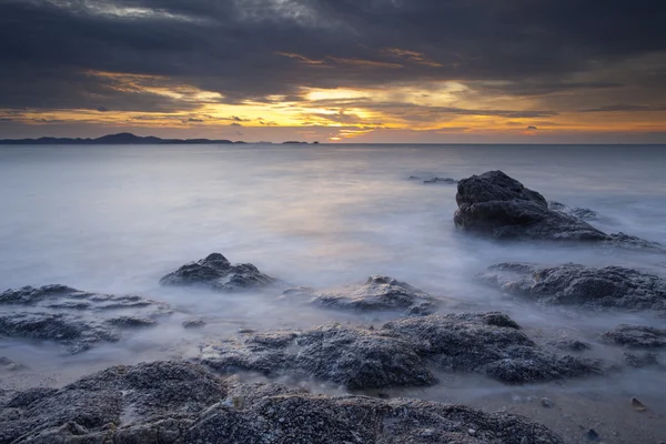 Stor våg och rock med solnedgång himlen — Stockfoto