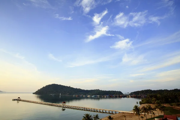 Lange Brücke im Meer — Stockfoto