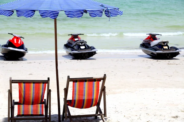 Jetski und Liegestuhl — Stockfoto