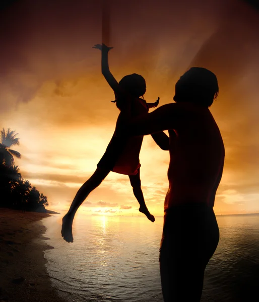 Silueta de la familia del niño en la mano del padre — Foto de Stock