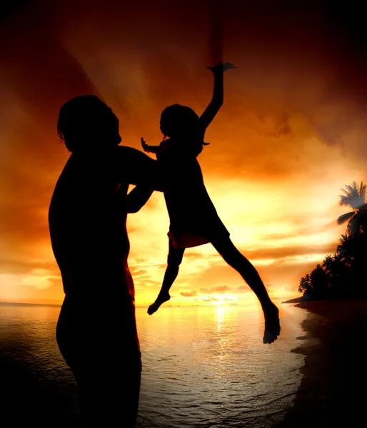 Silhouet familie van kind houden op vader hand — Stockfoto