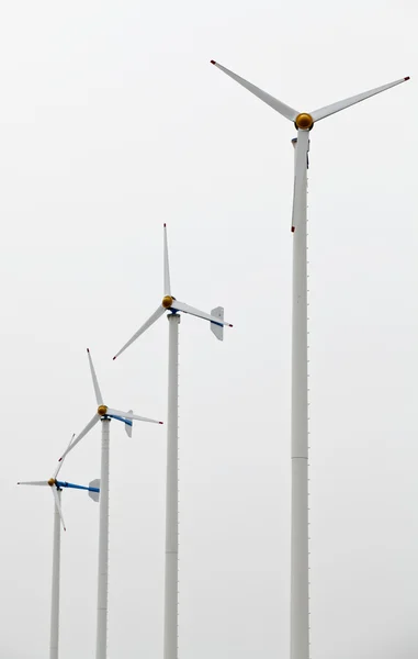 Många vita vindkraftverk elproduktion — Stockfoto