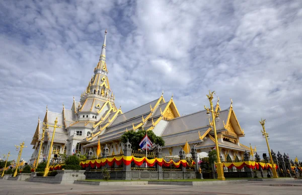 Weiße Kirche im thailändischen Tempel — Stockfoto