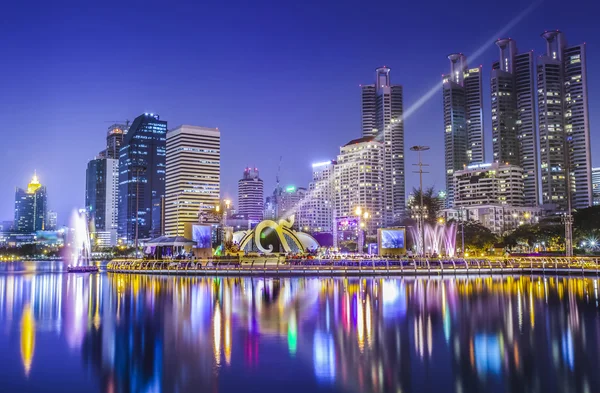 Ciudad por la noche, Bangkok, Tailandia — Foto de Stock