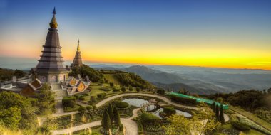 doi Inthanon adlı iki pagoda peyzaj