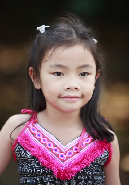 Тайский ребенок с типичным приветственным выражением пилы — стоковое фото