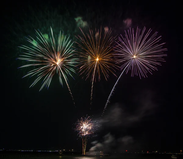 Fogos de artifício coloridos — Fotografia de Stock