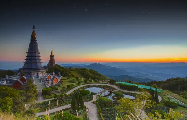 Paisaje de dos pagoda en Doi Inthanon —  Fotos de Stock