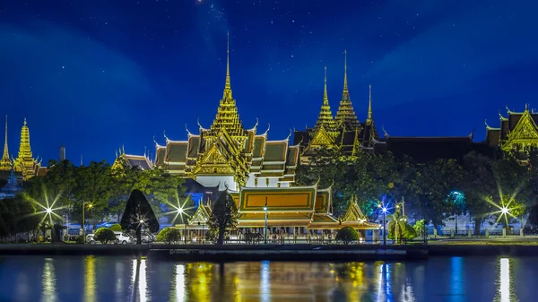 Grand palace på kvällen i bangkok — Stockfoto