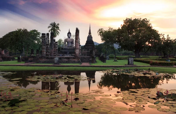 Estátua principal de buddha no parque histórico de Sukhothai — Fotografia de Stock