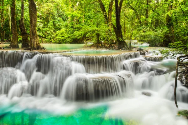 Erawan vattenfall i kanchanaburi provinsen — Stockfoto