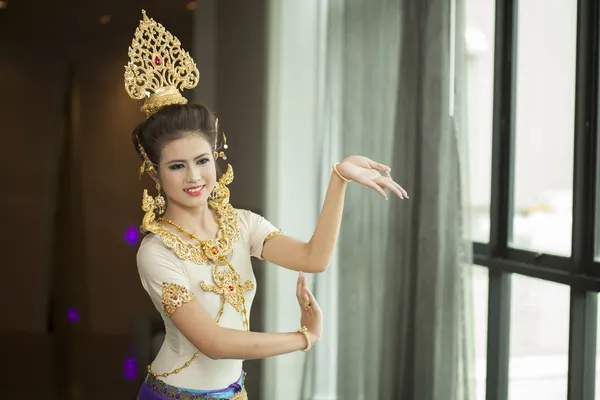 一个身份不明的泰国舞执行在泰国艺术和铜 — 图库照片