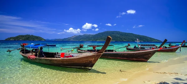 Hagyományos thai hosszú farok hajót lipe island a tengerparton — Stock Fotó