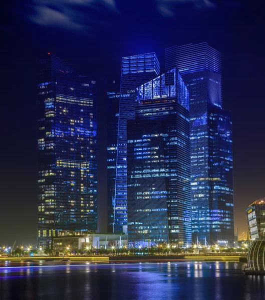 Singapore quartiere degli affari con cielo blu — Foto Stock