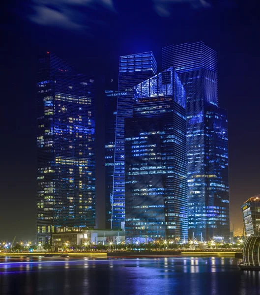 Distrito de negocios de Singapur con cielo azul — Foto de Stock