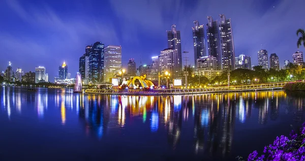 Ciudad ciudad por la noche — Foto de Stock