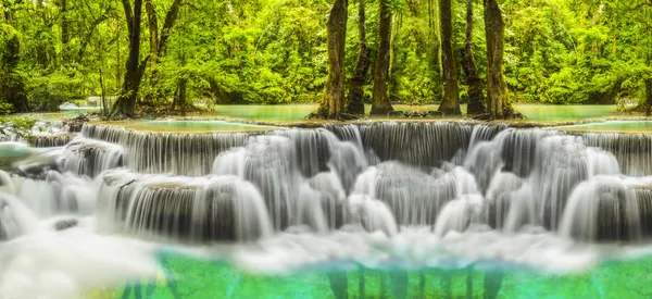 Erawan vattenfall i kanchanaburi provinsen — Stockfoto