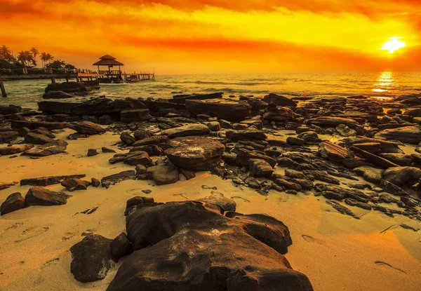 大波和岩石的夕阳的天空 — 图库照片