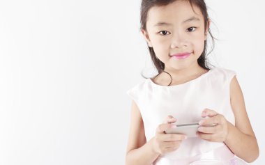 sevimli kız bir cep telefonu kullanmak