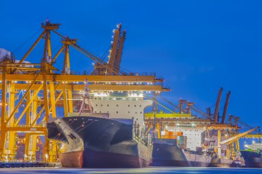 Vinç çalışma ile kap kargo yük gemisi