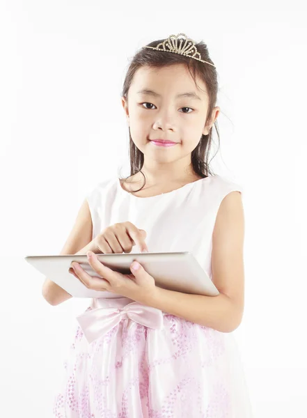 Söt flicka använder en Tablet PC — Stockfoto