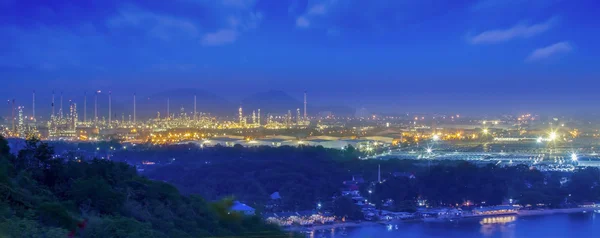 Refinaria de petróleo — Fotografia de Stock