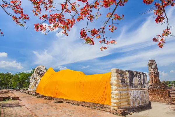 Reclinando Buda em Wat Lokayasutharam — Fotografia de Stock