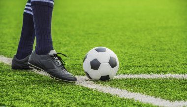 Futbol topu ayaklarıyla