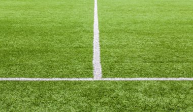 Yeşil futbol sahası üzerinde beyaz şerit