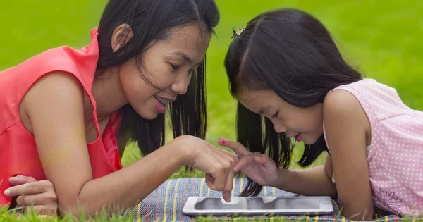 Mon and baby take tablet — Stock Photo, Image